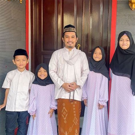 8 potret ustaz maulana momong anak