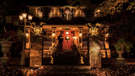 8 spooky Bay Area home displays to explore for Halloween — and revisit at Christmas