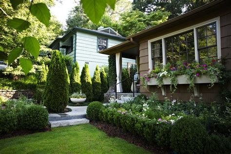 9 Low-Growing Hedges That Make Good Neighbors