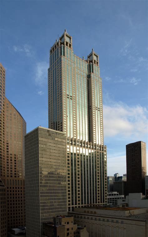 900 north michigan. 900 North Michigan je mrakodrap v Chicagu ve státě Illinois.Má 66 pater a výšku 265 m a je tak 7. nejvyšší ve městě. V budově se nacházejí kanceláře, hotel, byty, obchodní dům s restauracemi a garáže.Budova má v nižších patrech ocelový skelet a ve vyšších, kde se nachází hotel, je vybudována z železobetonu.Budova má fasádu z vápence. 