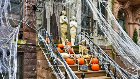 98.3 TRY Social Dilemma: My Neighbors Hate My Halloween Decorations. What Do I Do?