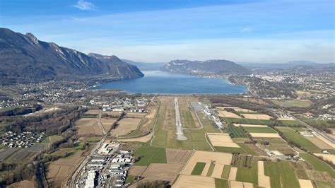 Aéroport de Chambéry - Savoie-Mont-Blanc — Wikipédia