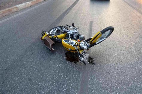 Ağaca çarpan motosiklet sürücüsü hayatını kaybetti - Son Dakika Haberleri
