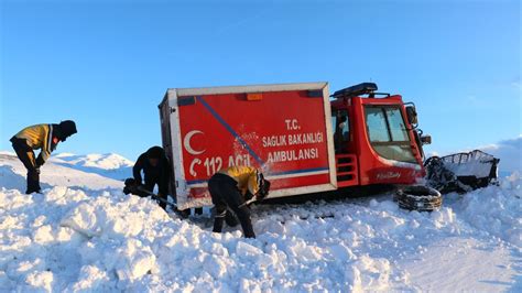 Ağrı'da kardan yol kapandı: Rahatsızlanan kadın 6 saatlik çalışmayla hastaneye ulaştırıldı