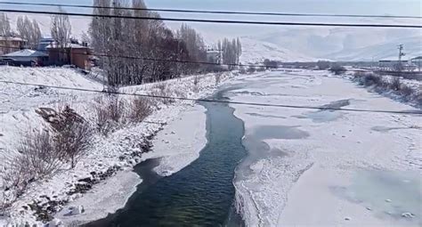 Aşırı soğuklar Aras Nehri’ni dondurdu