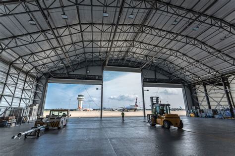 A FRESH LOOK AT HANGAR DESIGN - AISC