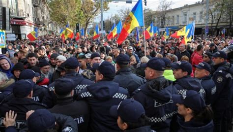 A Moldovan court annuls a ban on an alleged pro-Russia party that removed it from local elections