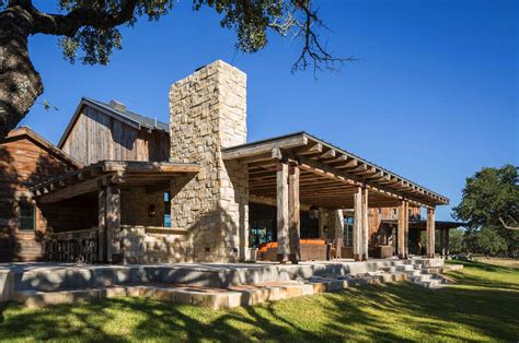 A RANCH-INSPIRED RETREAT IN TEXAS HILL COUNTRY