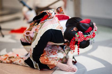 A Typical 24 Hours of a Geisha’s Training - Tea Ceremony Japan ...