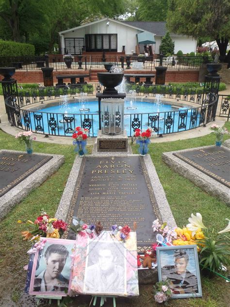 A Visit To Elvis Presley’s Grave At Graceland – FuneralDirect