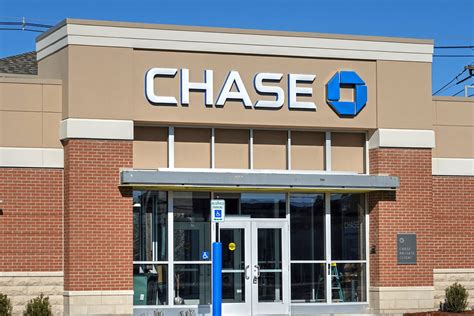 A chase bank close to me. Published: June 13, 2023 8:30 am. JPMorgan Chase is America’s largest bank. Its consumer banking unit is one of the most significant revenue and profit drivers of the bank’s success. Today ... 