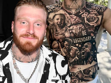 A estrela da NFL Maxx Crosby faz uma enorme tatuagem no torso com