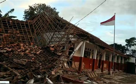 A series of powerful earthquakes shakes eastern Indonesia. No immediate reports of casualties