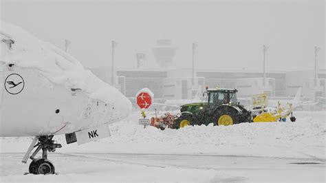 A snowstorm brings Munich airport to a standstill and causes travel chaos in Germany