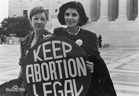 A un año de que eliminaron Roe vs. Wade: así sobreviven los médicos a la persecución al aborto