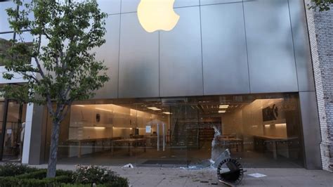 ABD’de Apple mağazası yağmalandı