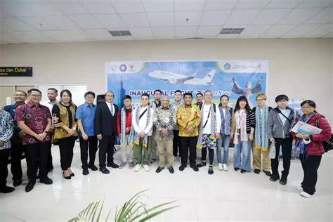 Acara menjemput kedatangan turis di Internasional ... - raincitystudios.com