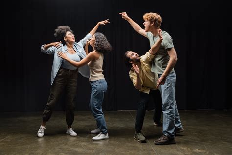 Acting - Genuine, Feigned, Emotion | Britannica - muktibox.com