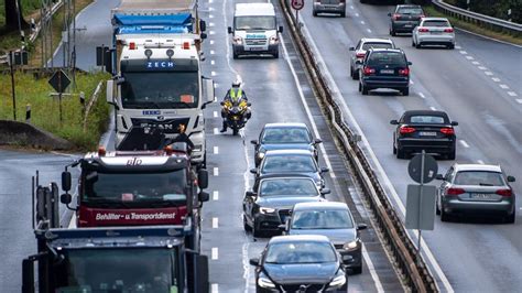 ADAC warnt vor Staus wegen Feiertagsverkehr in Niedersachsen