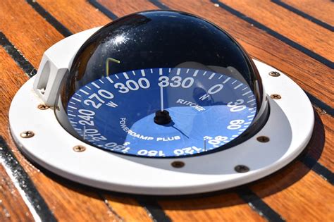 Alat Navigasi Kapal dan Fungsinya: Kompas Magnetik dalam Alat Navigasi ... - wintechmobiles.com