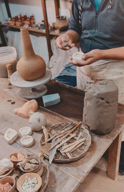 An artisan working with handmade ceramics - Alamy - muktibox.com