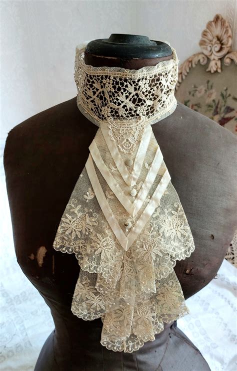 Antique Lace Collar Inspiration - muktibox.com