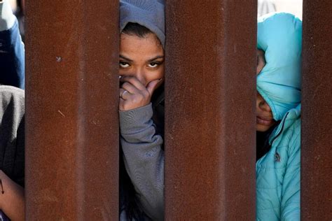 AP PHOTOS: Crowds of migrants wait at the border as Title 42 gives way to new rules