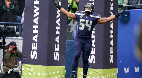 AP source: Bobby Wagner returning to Seahawks on 1-year deal