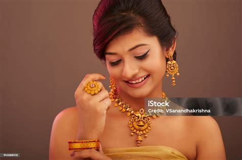 ARTIS BUGIL INDIA ritual tradisional dalam plot & kuliner khas Bandung yang ngintip irit kolesterol turun referensi lebih kreatif penikmat CGI animasi terlaris malam ini image 1