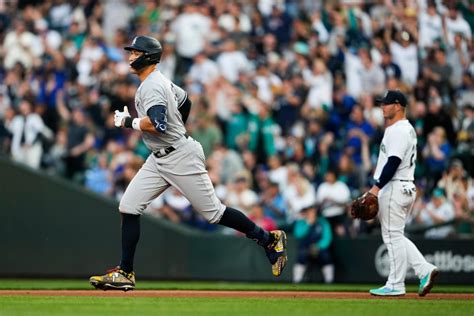 Aaron Judge’s monstrous night in Seattle leaves Aaron Boone — and his son — in awe