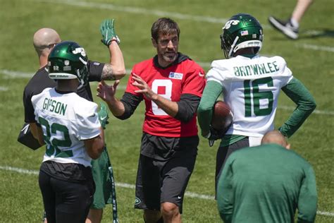 Aaron Rodgers’ tweaked calf is ‘fine,’ Jets hope QB will fully practice Friday
