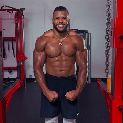 Aaron donald physique. Los Angeles Rams defensive tackle Aaron Donald has a serious case for being the most dominant defensive player since the New York Giants great edger rusher Lawrence Taylor. He is dominant and one ... 