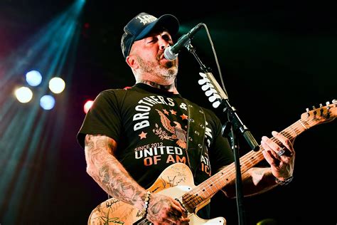 Aaron lewis aaron lewis. Jan 22, 2023 · Following the seventh and most recent Staind album in 2011, Aaron Lewis broke away from his metal band to pursue a career in country music, releasing his debut EP, Town Line, followed by his first ... 