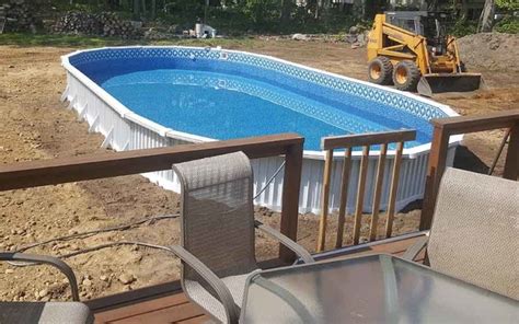 Above ground pool installation cost. The amount of gallons of water in a pool varies greatly depending on the size of the pool. The average in-ground backyard pool holds between 18,000 and 20,000 gallons of water. 