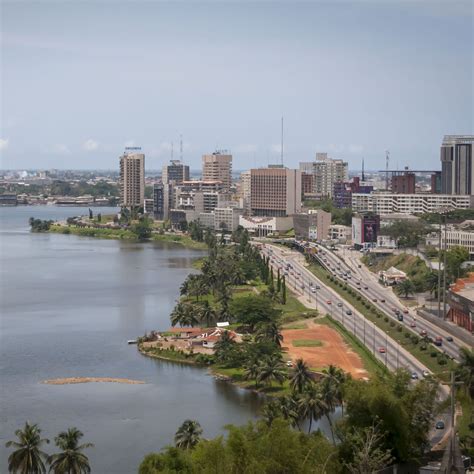 Abujan - Abidjan. Abidjan là thành phố nằm ở Đông Nam của Bờ Biển Ngà, là thủ đô trên thực tế, cảng chính và là thành phố lớn nhất quốc gia này.Thành phố được xây dựng trên một khu vực hội tụ nhiều đảo, bán đảo được nối với nhau bằng cầu ở Phá Ébrié.Cảng hiện nay của thành phố được mở cửa năm 1950 ...