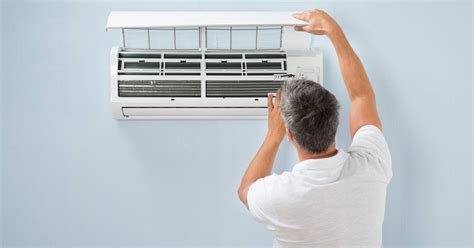 Ac not working in house. Replace the batteries on your thermostat, which may be the solution to your problem. Periodically check for a blinking battery light or symbol on the thermostat to avoid problems in the long term. If it happens often, it could mean that replacing your thermostat is the best answer. 5. Analyze Your Blower. 