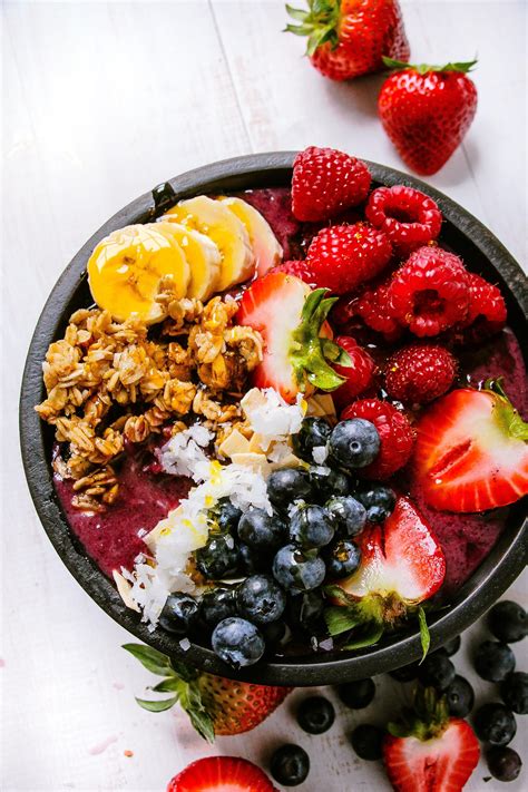 Acai bowl healthy. Apr 15, 2014 ... An acai bowl is basically a really thick smoothie that's been topped with oatmeal, fruit or peanut butter, and then you wolf it down with a ... 