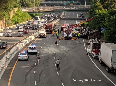 Accident on 280 nj. A car accident on eastbound Route 280 in West Orange left three people injured, police said. Trooper One McLaughlin said that a car containing three people ran off the road and crashed around 2 p ... 
