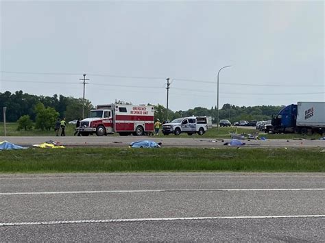 Accidente entre un camión y un autobús en Manitoba, Canadá, deja al menos 15 muertos