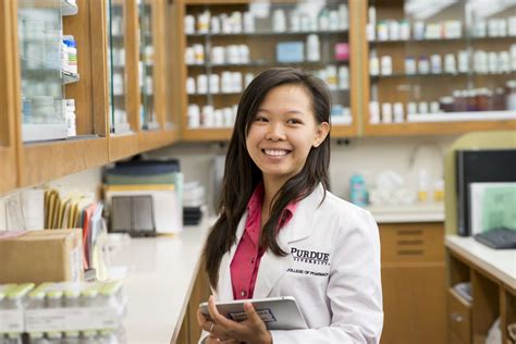 Though not mandatory, prospective students can get some peace of mind by choosing an accredited program. The curriculums for accredited programs are reviewed to ensure they train pharmacy technicians properly. Programs also need a minimum of 600 instruction hours to receive accreditation.. 
