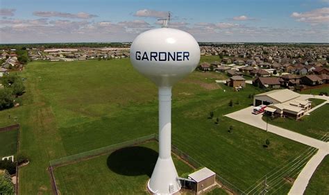 In Gardner, the average high-temperature in May marginally rises from an enjoyable 64°F (17.8°C) in April to an agreeable 72.9°F (22.7°C). In Gardner, in May, the average low-temperature is 55.9°F (13.3°C). Humidity May is the most humid month in Gardner, Kansas, with an average relative humidity of 79%. Rainfall. 