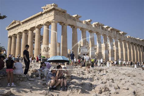 Acropolis’ midday closure leaves many tourists in the lurch as a heat wave lashes southern Europe