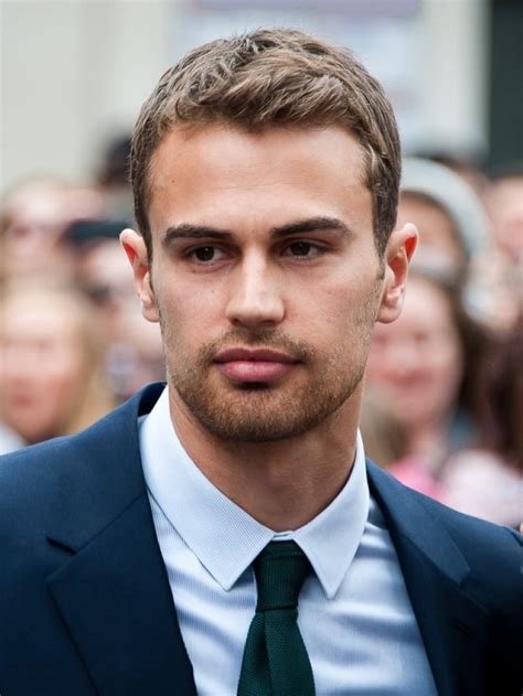 Acteur anglais célèbre jeune