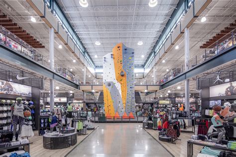 Activewear, outdoor gear store to open in Colonie Center