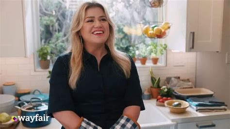 Kelly Clarkson has shown her neighbors how to easily create the homes of their dreams with Wayfair, and now the group can talk of nothing else. One neighbor uses Wayfair purchases to redesign her entire bathroom, which now looks fresh and inviting with patterned green walls and a brand new vanity. Another neighbor calls across the street …. 