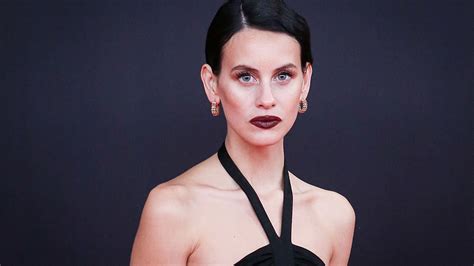 Actriz espa&ntilde;ola imita a Shakira - Vibra