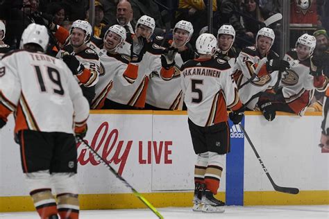 Adam Henrique’s third period goal leads Ducks over slumping Predators 3-2