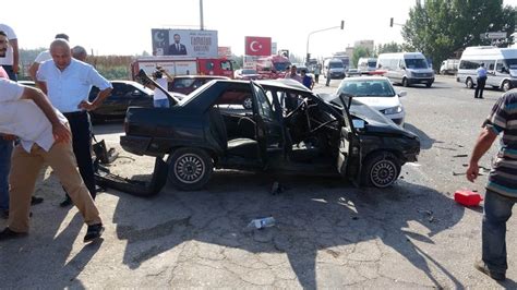 Adana’da otomobiller kafa kafaya çarpıştı: 2 yaralıs