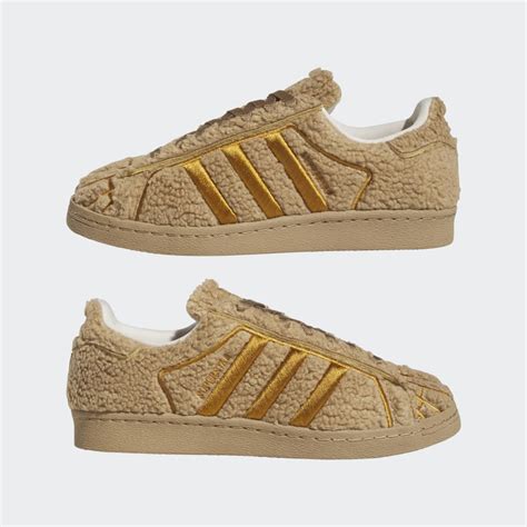 Adidas concha shoes. The thing our experts liked most about this sneaker was that it found inspiration from an unlikely source and utilized it to perfection. It resulted in adidas coming up with a one-of-a-kind shoe that put a unique twist on one of its longest-running sneakers. The adidas Superstar Concha Vanilla was released on May 18, 2023, for a retail price of ... 