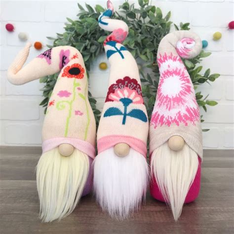 Adorable flower gnomes. Spring home decor. Gnomes crafts, Diy gnomes